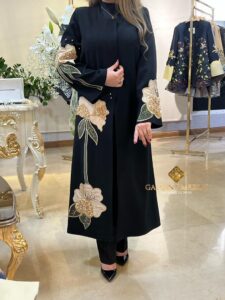 مانتو مجلسی مشکی بلند با طرح گل طلایی جواهر دوزی