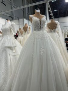 لباس عروس دکلته بدون آستین گلدوزی شده لوکس - مزون گالانت