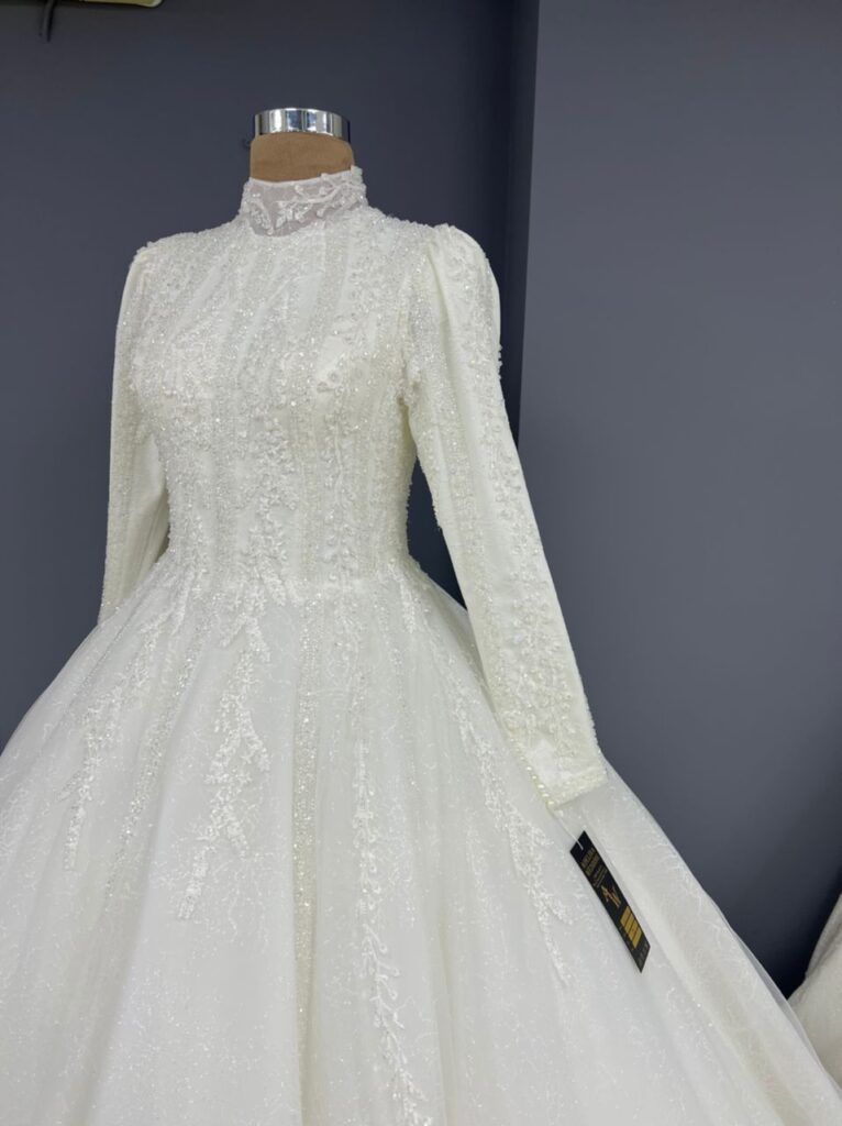 پارچه لباس عروس گلدوزی شده